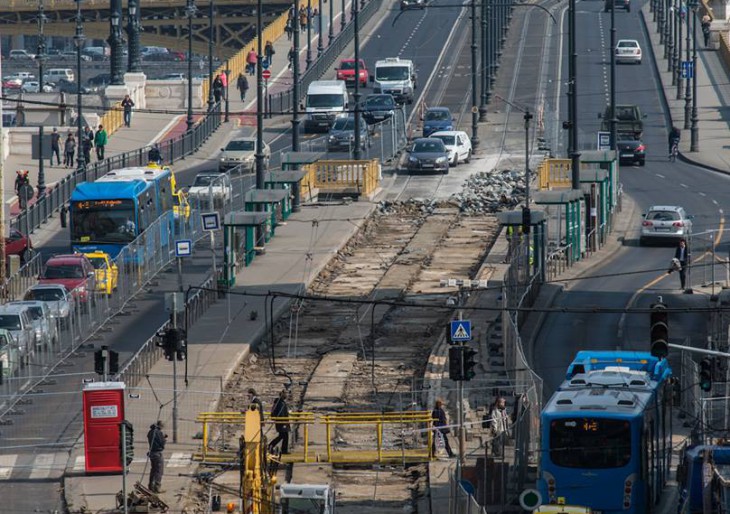 Átadták az 1-es villamos új szakaszát, de a Nagykörúton és Budán rossz a helyzet