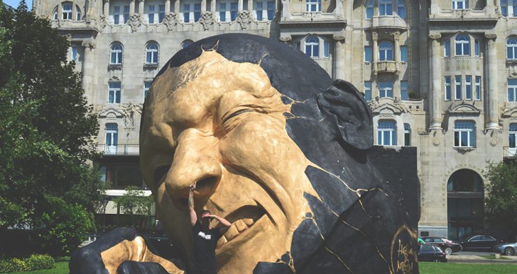 Graffitiművész festette le a Széchenyi téri óriásszobrot