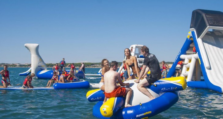 Családosok figyelem! Különleges vízi élménypark nyílik a Tisza-tónál