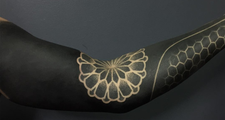 3 érv, amiért az emberek imádják a blackout tetoválásokat