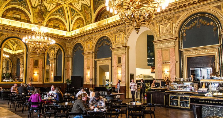 Újranyitott Budapest egyik legszebb kávézója